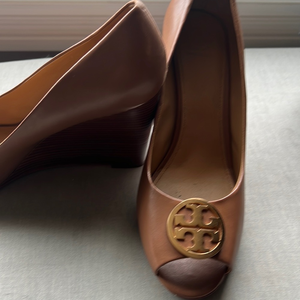 Tory burch wedge tan  beep toe shoes